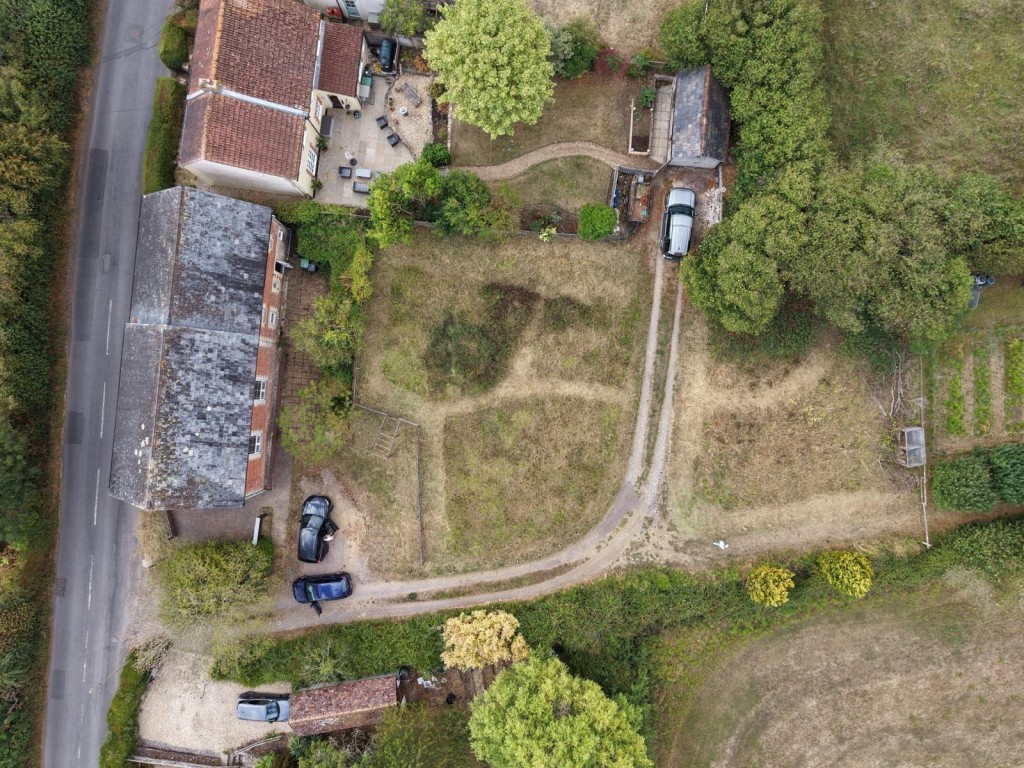Lot: 170 - FORMER METHODIST CHAPEL WITH PLANNING FOR CONVERSION TO A RESIDENTIAL DWELLING ON PLOT OF 0.39 ACRES - Overhead aerial view